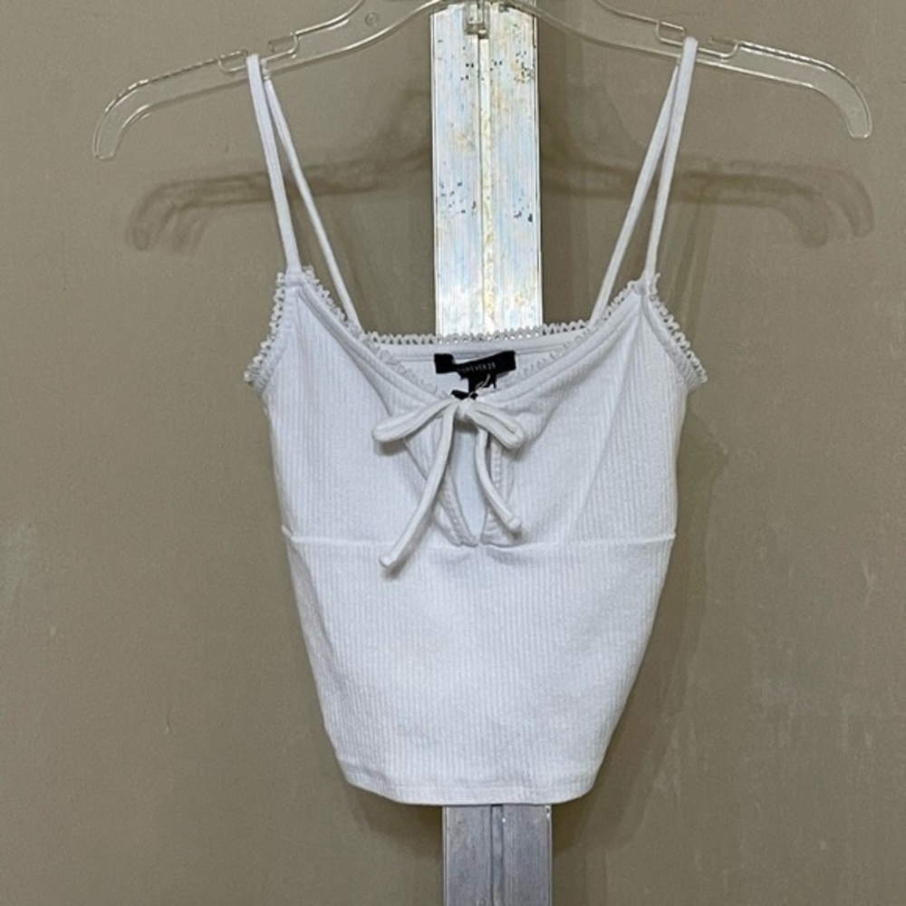 FOREVER 21 WHITE RIBBED CROPPED TANK WITH TIE/KEYHOLE AND TRIM SZ SMALL